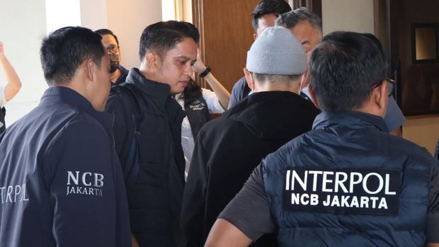 Michael Steven, bos Kresna Life (pakai kupluk) ditangkap Interpol di Maroko