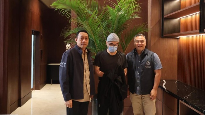 Michael Steven, bos Kresna Life (memakai kupluk), ditangkap Interpol di Maroko dan diekstradisi ke RI pada Minggu (21/6/2026).