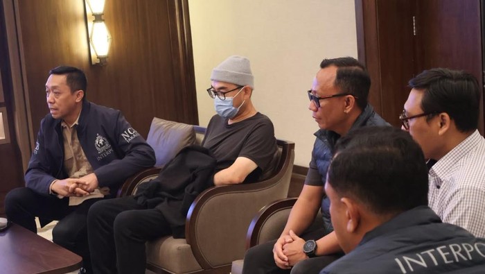 Michael Steven, bos Kresna Life (pakai kupluk) ditangkap Interpol di Maroko dan diekstradisi ke RI, pada Minggu (21/6/2026).