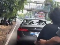 Video Polisi Pastikan Pemotor yang Ditabrak BMW Listrik di Jakbar Selamat
