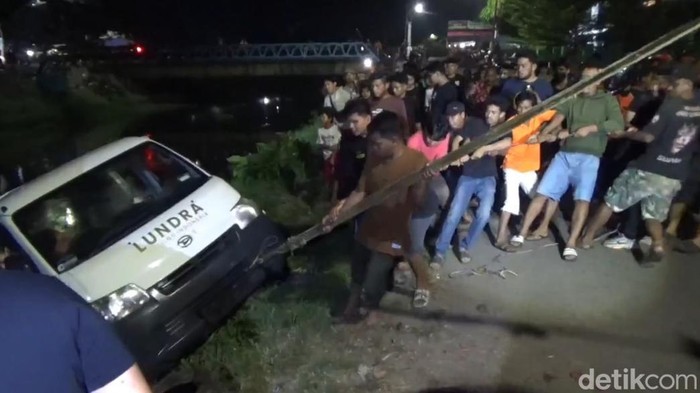 Mobil katering terjun ke kanal di Makassar.