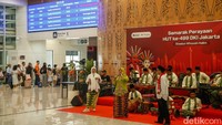 Selama perjalanan, penumpang menikmati penampilan tari tradisional dan peragaan busana adat Betawi yang dibawakan Abang None Jakarta Timur. 