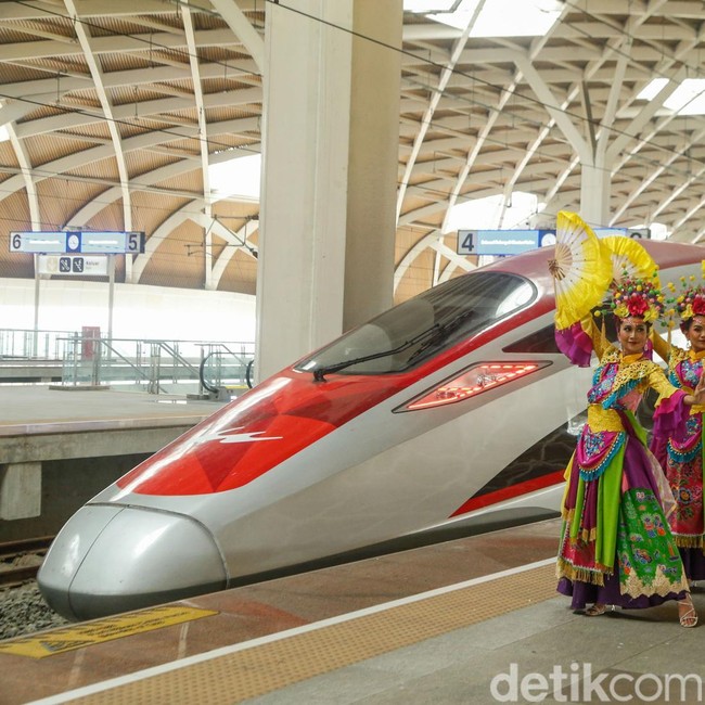 Nuansa Betawi Meriahkan Perjalanan Whoosh
