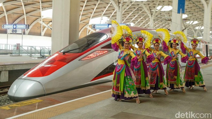 Penari menunjukkan tarian di depan gerbong kereta cepat, Stasiun Whoosh Halim, Jakarta, (21/6/2026). Penumpang Kereta Cepat Whoosh disuguhi berbagai pertunjukan seni dan budaya Betawi dalam rangka memeriahkan HUT ke-499 DKI Jakarta.