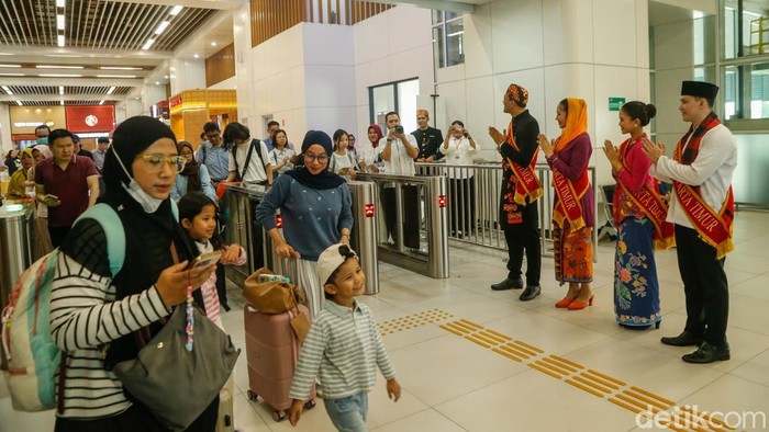 Penari menunjukkan tarian di depan gerbong kereta cepat, Stasiun Whoosh Halim, Jakarta, (21/6/2026). Penumpang Kereta Cepat Whoosh disuguhi berbagai pertunjukan seni dan budaya Betawi dalam rangka memeriahkan HUT ke-499 DKI Jakarta.