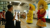 Berbagai interaksi antara penampil dan penumpang turut menciptakan suasana perjalanan yang lebih meriah dan berkesan. 