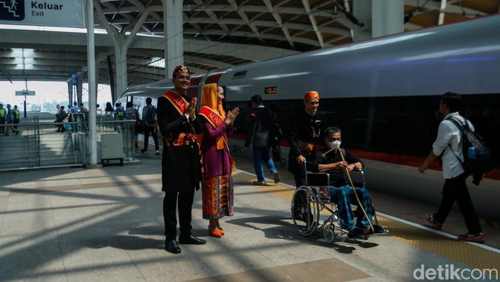 Penari menunjukkan tarian di depan gerbong kereta cepat, Stasiun Whoosh Halim, Jakarta, (21/6/2026). Penumpang Kereta Cepat Whoosh disuguhi berbagai pertunjukan seni dan budaya Betawi dalam rangka memeriahkan HUT ke-499 DKI Jakarta.