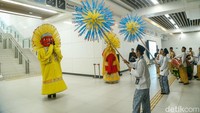 Kemeriahan berlanjut di Stasiun Whoosh Halim dengan suguhan musik Gambang Kromong, tarian tradisional, pawai ondel-ondel, serta peragaan busana adat. 