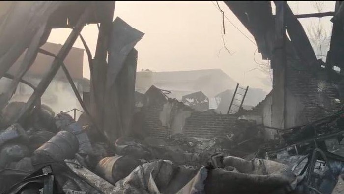 Pabrik Sandal Terbakar