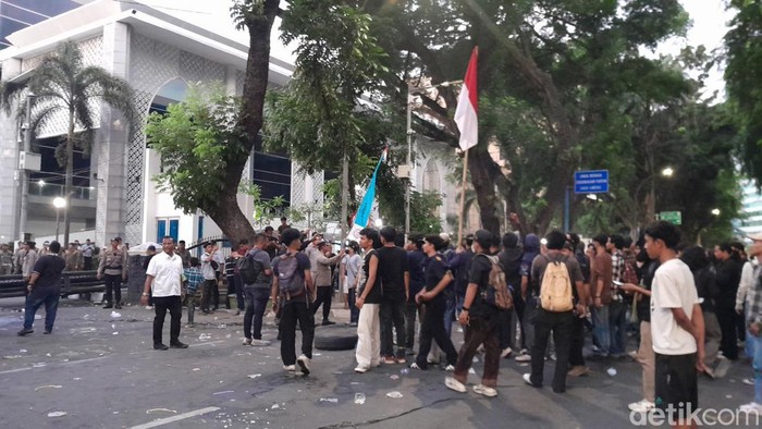 Pagar DPRD Sumut roboh saat mahasiswa Universitas HKBP Nommensen berunjuk rasa. (Rechtin Hani Ritonga/detikSumut)