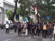 Mahasiswa di Medan Demo-Robohkan Pagar DPRD Sumut, Sampaikan 6 Tuntutan