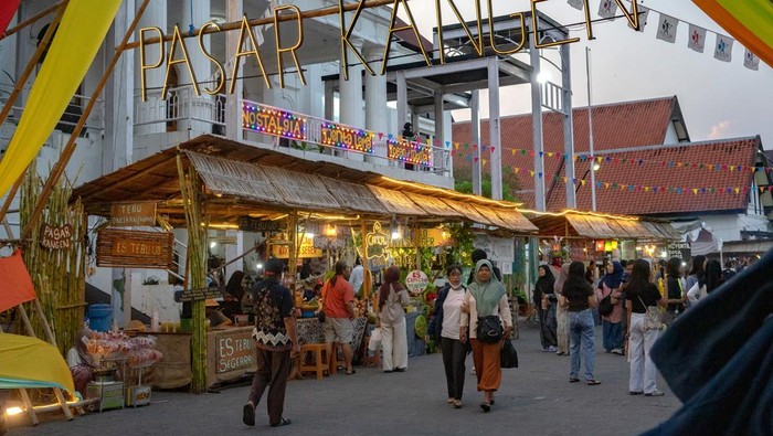 Pengunjung melihat kuliner yang dijual dalam Pasar Kangen Taman Budaya 2026  di Taman Budaya Yogyakarta (TBY), Yogyakarta, Senin (22/6/2026). Acara bertajuk Ana Upaya Ana Upa yang menyajikan berbagai jajanan tradisional maupun barang lawas yang menjadi ruang untuk menghidupkan kembali tradisi dan budaya serta ekonomi rakyat itu berlangsung hingga 28 Juni 2026. ANTARA FOTO/Andreas Fitri Atmoko/sgd