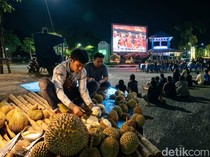 Nobar Pildun Saat Musim Durian, Warga Buat Taruhan Unik Bila Jagoan Kalah