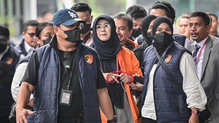 Petugas kepolisian menggiring Roy Suryo (kiri) dan Tifauzia Tyassuma (kanan) ke dalam gedung di Kejaksaan Negeri Jakarta Selatan, Jakarta, Senin (22/6/2026). Polda Metro Jaya resmi melimpahkan tersangka beserta barang bukti dugaan fitnah ijazah palsu Presiden ke-7 RI Joko Widodo (Jokowi), yakni Roy Suryo dan Tifauzia Tyassuma ke Kejaksaan Negeri (Kejari) Jakarta Selatan. ANTARA FOTO/Sulthony Hasanuddin/foc.