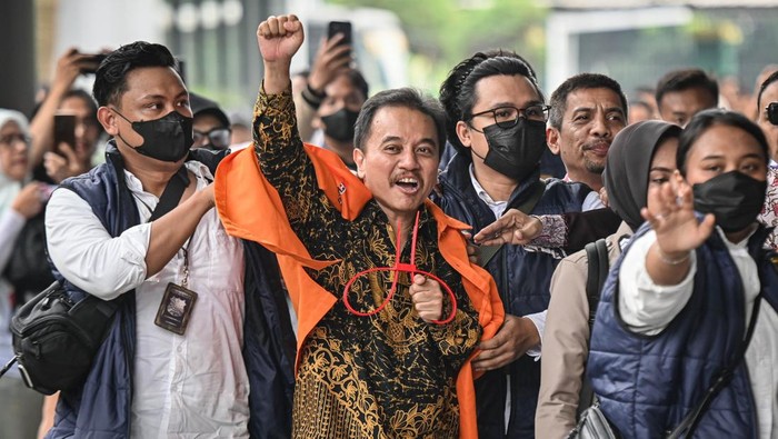 Petugas kepolisian menggiring Roy Suryo (kiri) dan Tifauzia Tyassuma (kanan) ke dalam gedung di Kejaksaan Negeri Jakarta Selatan, Jakarta, Senin (22/6/2026). Polda Metro Jaya resmi melimpahkan tersangka beserta barang bukti dugaan fitnah ijazah palsu