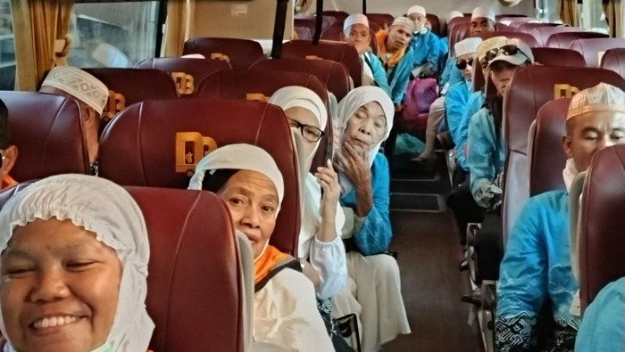 Pemberangkatan jemaah haji dari Makkah ke Madinah Pendorongan jemaah haji Kloter UPG 43 dari pemondokannya di Misfalah, Makkah menuju ke Madinah, Senin (22/6/2026). Kloter UPG 43 bersama SUB 116 dan BDJ 15 menjadi kloter terakhir jemaah haji Indonesia Gelombang Kedua yang diberangkatkan PPIH dari Makkah menuju Madinah. Dengan keberangkatan kloter terakhir tersebut seluruh layanan haji di Makkah berakhir.