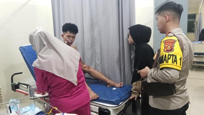 Pemuda di Palembang yang jadi korban saat mendapat perawatan di rumah sakit