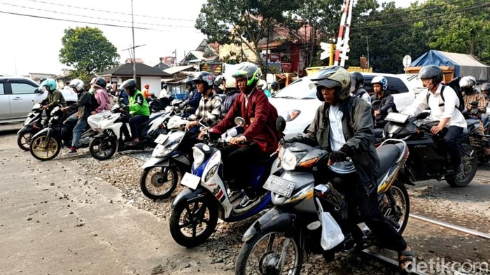 Penampakan perlintasan KA Laswi yang sedang diperbaiki PT KAI.