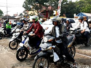 Viral Mobil Terjebak di Perlintasan KA Laswi, KAI Jelaskan Penyebabnya