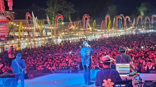 Penampilan Donnie Sibarani di atas panggung Karangasem Festival 2026 di Taman Candra Bhuana, Senin (22/6/2026). (Foto: I Wayan Selamat Juniasa/detikBali)