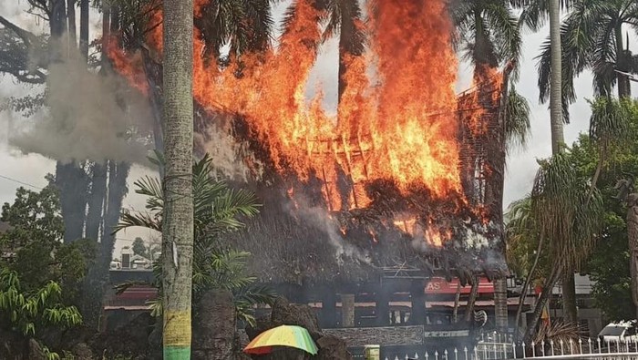 Pendopo rumah adat di Monumen Tugu Nasional Sisimangaraja Xll terbakar (dok. Damkar Kota Medan)