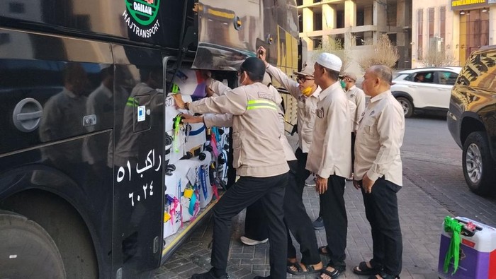 Pendorongan jemaah haji Kloter UPG 43 dari pemondokannya di Misfalah, Makkah menuju Madinah, Senin (22/6/2026). Pendorongan jemaah haji Kloter UPG 43 dari pemondokannya di Misfalah, Makkah menuju Madinah, Senin (22/6/2026). Kloter UPG 43 bersama SUB 116 dan BDJ 15 menjadi kloter terakhir jemaah haji Indonesia Gelombang Kedua yang diberangkatkan PPIH dari Makkah menuju Madinah. Dengan keberangkatan kloter terakhir tersebut seluruh layanan haji di Makkah berakhir.