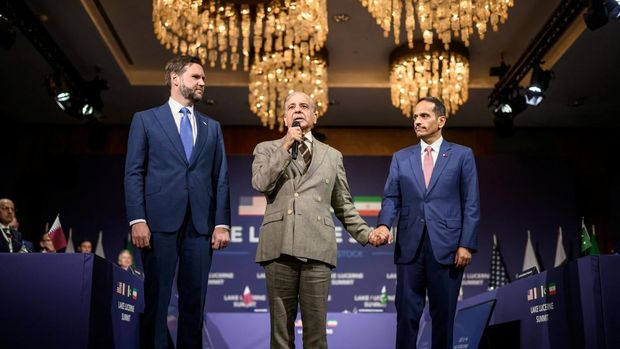 Perdana Menteri Pakistan Shehbaz Sharif berbicara sambil berdiri di antara Wakil Presiden AS JD Vance dan Perdana Menteri Qatar Sheikh Mohammed bin Abdulrahman bin Jassim al-Thani sebelum pertemuan segi empat antara Amerika Serikat, Iran, Pakistan, dan Qatar di kompleks hotel mewah Burgenstock yang menghadap Danau Lucerne, Swiss, pada 21 Juni 2026. (Fabrice Coffrini/Pool via REUTERS)
