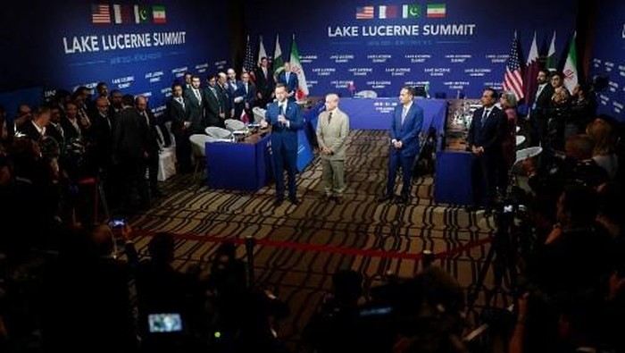 (L to R) US Vice President JD Vance speaks next to Pakistans Prime Minister  Shehbaz Sharif, Qatars Prime Minister Sheikh Mohammed bin Abdulrahman bin Jassim al-Thani and Pakistans Chief of Army Staff Field Marshal Asim Munir during a quadrilatera
