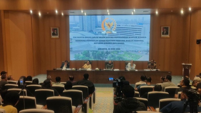 Pimpinan DPR menerima perwakilan Dewan Pengurus Nasional Koalisi Nasional Reforma Agraria (DPN Knara) dan masyarakat adat di ruang Abdul Muis, kompleks parlemen, Senayan Jakarta, Senin (22/6/2026).