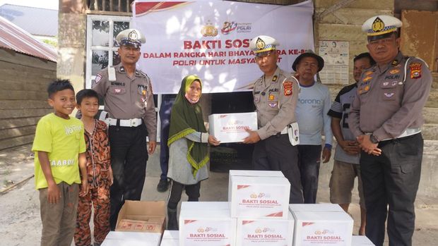 Polda Riau membagikan ribuan bantuan sosial hingga air bersih menyambut Hari Bhayangkara ke-80.