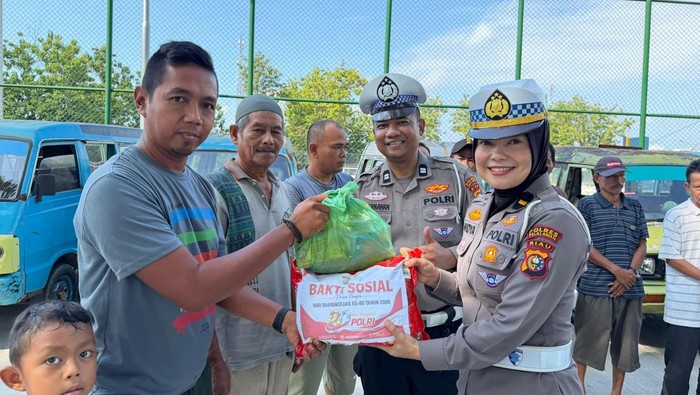 Polda Riau membagikan ribuan bantuan sosial hingga air bersih menyambut Hari Bhayangkara ke-80.