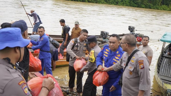 Polda Riau menggelar Ekspedisi JALUR, membawa misi kemanusiaan jelang Hari Bhayangkara ke-80 di Kabupaten Kampar, pada Senin (22/6/2026).