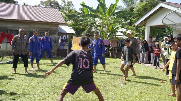 Polda Riau menggelar Ekspedisi JALUR, membawa misi kemanusiaan jelang Hari Bhayangkara ke-80 di Kabupaten Kampar, pada Senin (22/6/2026).