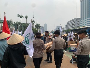 Polisi Bagikan Snack ke Petani Bercaping yang Aksi di DPR