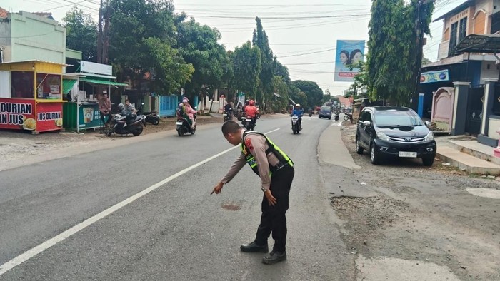 Polisi menunjukkan lokasi kecelakaan dua motor di Pasekaran, Kabupaten Batang.
