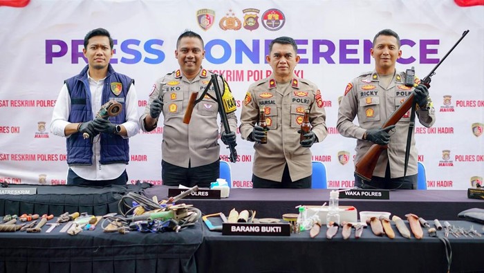 Polres OKI menggelar pers rilis ungkap kasus diduga pelaku pembuat senpira ilegal.