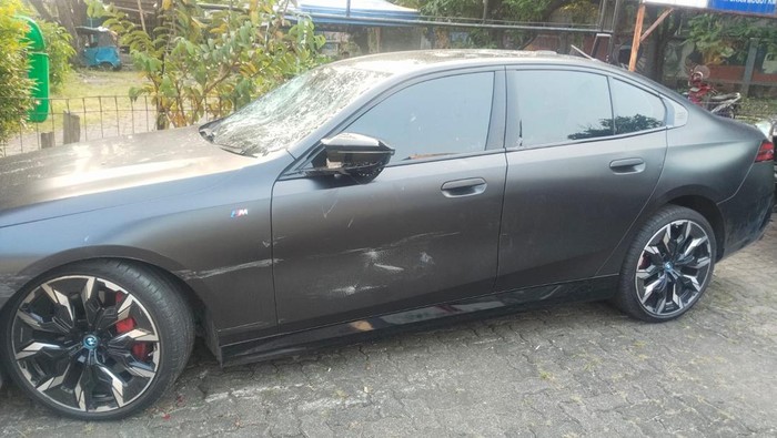 Potret BMW yang dirusak warga usai terlibat kecelakaan dan menabrak motor di Jakarta Barat. (dok.istimewa)