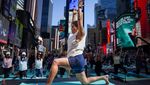 Ribuan Orang Yoga di Tengah Hiruk Pikuk Times Square