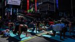 Ribuan Orang Yoga di Tengah Hiruk Pikuk Times Square