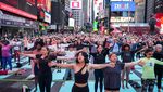Ribuan Orang Yoga di Tengah Hiruk Pikuk Times Square