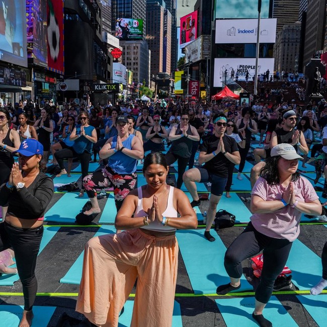 Ribuan Orang Yoga di Tengah Hiruk Pikuk Times Square