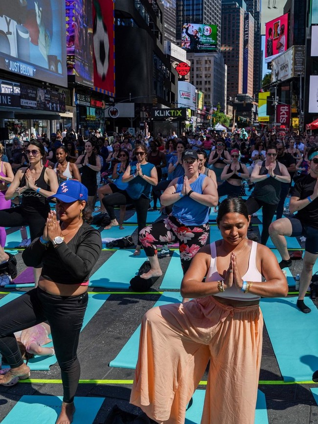 Ribuan Orang Yoga di Tengah Hiruk Pikuk Times Square