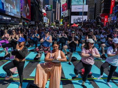 Ribuan Orang Yoga di Tengah Hiruk Pikuk Times Square
