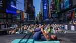Ribuan Orang Yoga di Tengah Hiruk Pikuk Times Square