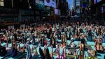 Ribuan Orang Yoga di Tengah Hiruk Pikuk Times Square