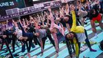 Ribuan Orang Yoga di Tengah Hiruk Pikuk Times Square