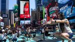 Ribuan Orang Yoga di Tengah Hiruk Pikuk Times Square