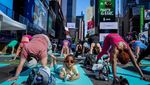 Ribuan Orang Yoga di Tengah Hiruk Pikuk Times Square