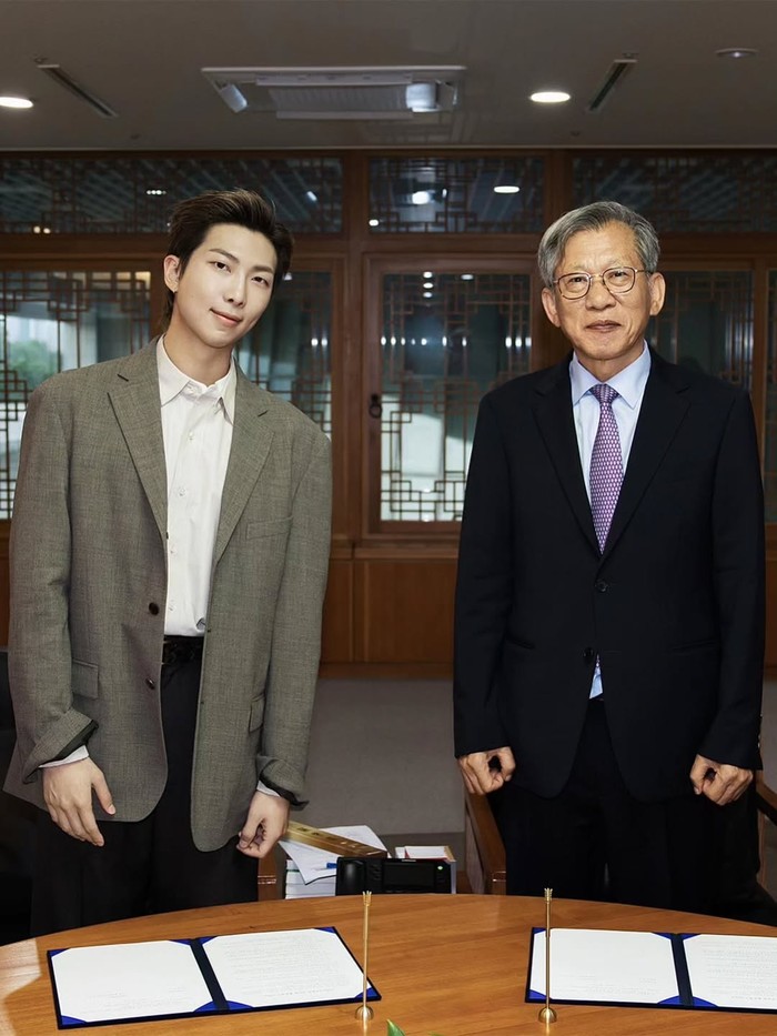 RM BTS dinobatkan sebagai duta global National Museum of Korea (NMK). Dalam foto terlihat RM bersama direktur NMK You Hong June.