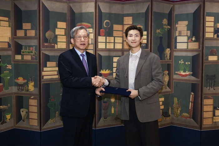 RM BTS dinobatkan sebagai duta global National Museum of Korea (NMK). Dalam foto terlihat RM bersama direktur NMK You Hong June.
